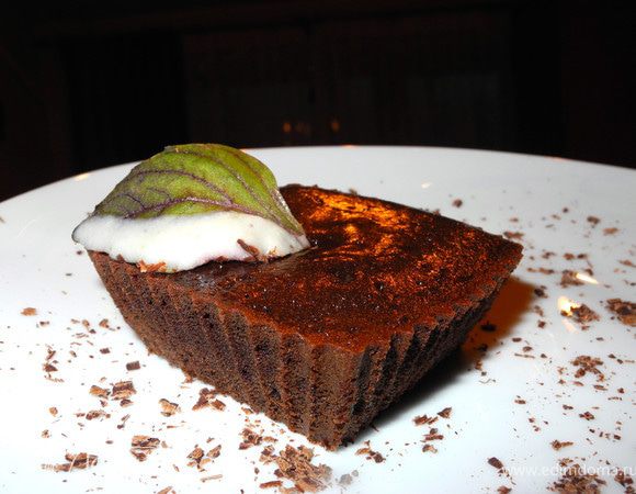 Выпекала 10 и 12 минут. Получились с жидкой серединкой (10 мин) и влажные, но пропеченные (12 мин). Вкусны и те, и эти, и в холодном, и в горячем виде. Больше всего понравились гато в силиконовых формах, в фарфоровой тоже получился интересный вариант, а вот бумажные не рекомендую.