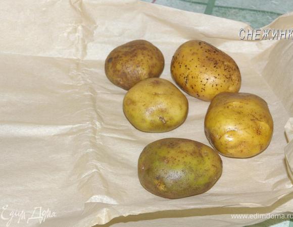 Картофель, по возможности, ровный и одного размера, хорошо помыть. Из пергамента отрезать два больших куска, сложить каждый пополам и оформить в виде конверта. На одну половину положить 5 картофелин и закрыть второй половиной, завернув края под конверт, чтобы он не раскрывался. 