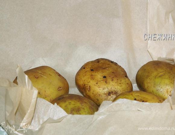 Так же поступить со второй частью картофеля. Укладываем на противень и печем в духовке при 220С около 1 часа, все зависит от размеров Вашего картофеля.