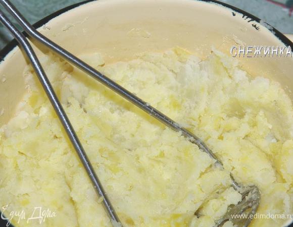 Укладываем в глубокую посуду и разминаем в пюре.