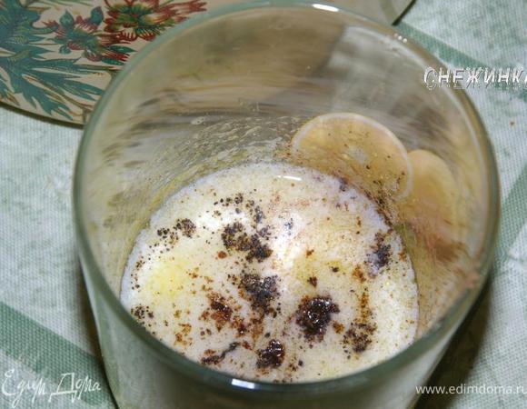 В миске или стакане растопить сливочное масло, добавить соль, перец, мускатный орех, перемешать.