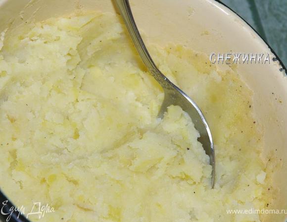 Добавляем к картофелю и хорошо разминаем.