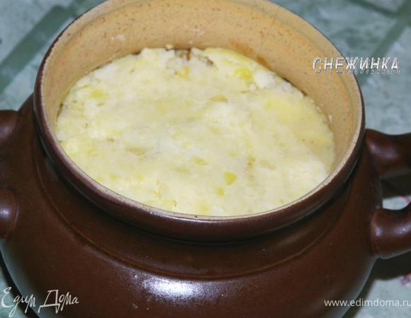 Укладываем массу в глиняный горшок. Сразу хочу поделиться опытом. Не стоит укладывать картофель очень полно, как у меня, иначе в духовке затем он станет подниматься. Лучше в таком случае уложить картофель в 2 горшочка.