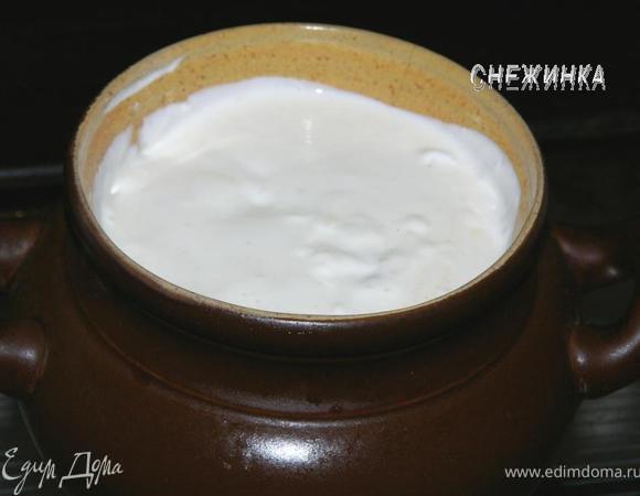 Отмеряем сметану и заливаем картофель. Ставим горшок в духовку на 10-15 минут. 