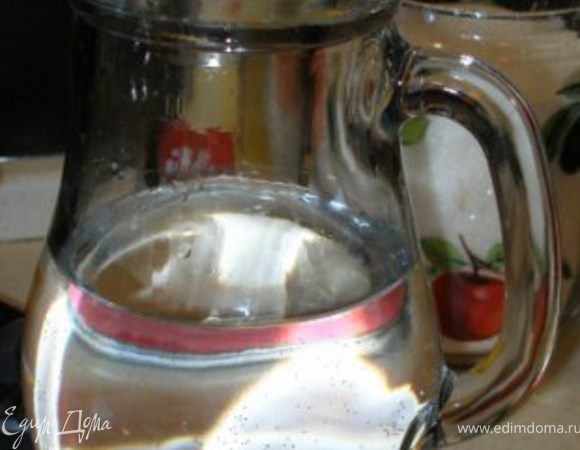 В графин налить воду.