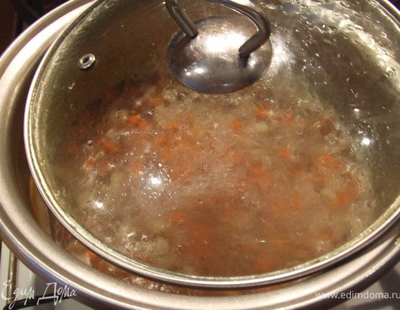 В кастрюлю наливаем воду, доводим до кипения, затем кладем нарезанную кубиками морковь и пастернак, солим. 