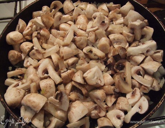 Лук очистить, нарезать кубиками. сковородку разогреть, добавить масла и обжарить лук. Шампиньоны вымыть, нарезать и соединить с луком, немного посолить.  Потушить пока не выкипит вода с шампиньонов.Затем добавить в овощной бульон. 