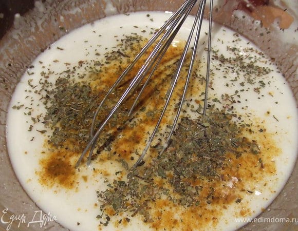 Пока тушились шампиньоны и лук, можно сделать заливку. Берем 200 мл. воды, добавляем 3 ст.л. муки и 3 ст.л. сметаны, солим. Затем все хорошенько взбиваем венчиком, и добавляем приправу.  Затем вливаем у кипящий бульон заливку. Подлива должна закипеть, и проварится 2-3 мин. Выключаем, добавляем зелень, перец.  Приятного аппетита. 