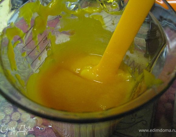 Отварить тыкву, сделать с нее пюре.
Духовку разогреть до 200С.
Натереть цедру лимона на мелкой терке и отжать из него сок.
Яйца взбить с сахаром. Добавить натертую цедру, сок, пюре.
Не прекращая взбивать, ввести оливковое масло, разрыхлитель, муку.
Разложить тесто по формочкам и поставить в разогретую духовку на 15-20мин.