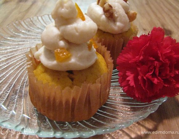 Дать кексам немного остыть.
Для крема смешать сир из сахарной пудрой, украсить цукатами и орехами.