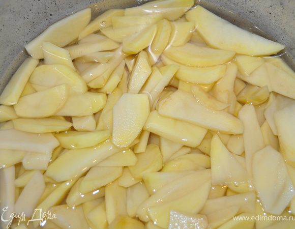 Нарезанный картофель поместить в кастрюлю