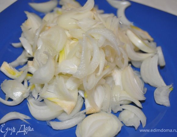 Лук почистить и нарезать полукольцами.
Смешать лук и картофель,посолить,
добавить масла раст. грамм 100 и залить водой. 