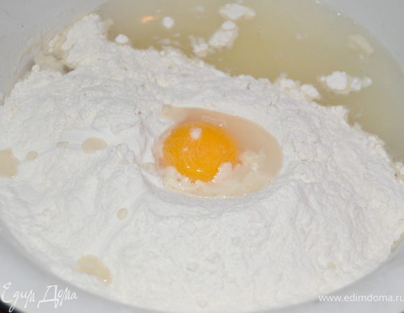 Замесить тесто и разделить на 4 куска.
Раскатать каждый (подсыпая что бы не липло муку) как можно тоньше (не менее 2мм) 