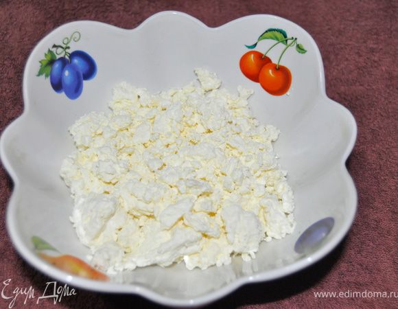 Творог и брынзу размять вилкой и смешать с яйцом.
