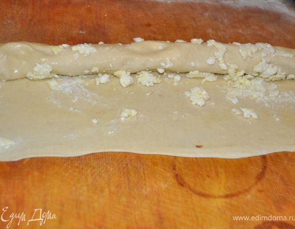  Свернуть круг в рулетики.