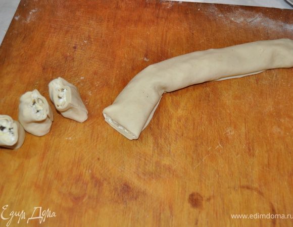  Порезать рулеты на кусочки толщиной 2-3см 