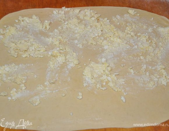 На круг выложить творог с брынзой.
