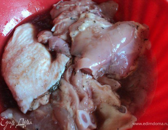 Окорочка ( у меня бедрышки ) промыть, обсушить салфеткой.Для маринада смешать вино, коньяк, специи, соль, замариновать окорочка на 15-20мин.