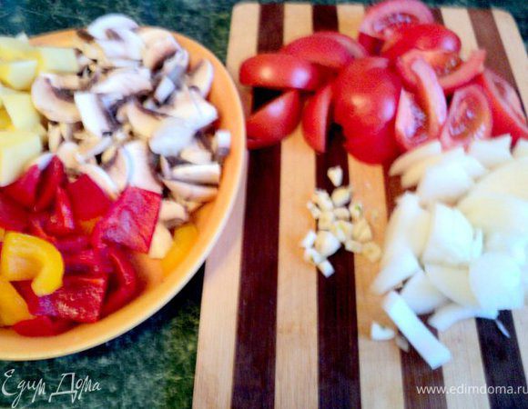 Очистить лук и чеснок. Чеснок порезать мелко, лук – полукольцами. Помидоры разрезать на 8 частей, картофель – кубиками, шампиньоны – пластинками, баклажаны- крупными кусочками( у меня баклажана не оказалось, поэтому готовила без него). 