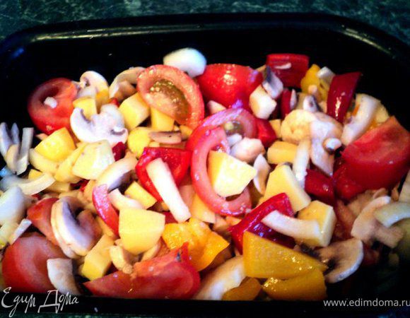 Овощи перемешать, посолить, поперчить, посыпать прованскими травками, выложить в смазанный сливочным маслом толстостенный сотейник ( или керамическую посуду).