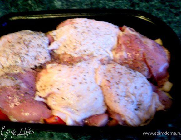 На овощи выложить окорочка, полить маринадом, добавить 1 чашку воды. Накрыть крышкой, поставить в духовку и тушить при температуре 220 градусов 50мин.