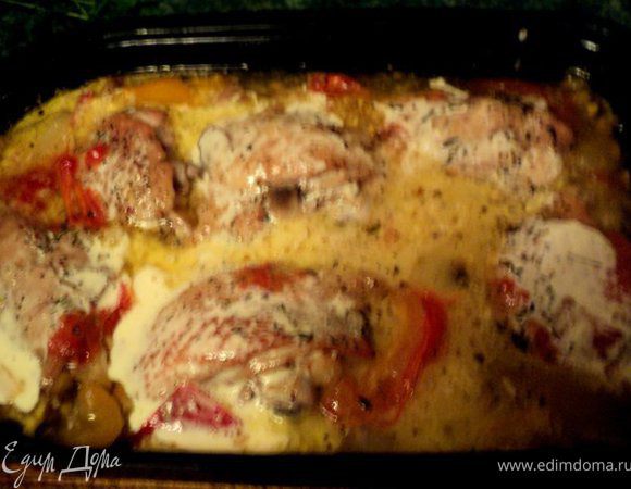 Через 30 мин с начала тушения добавить томатную пасту и сметану.