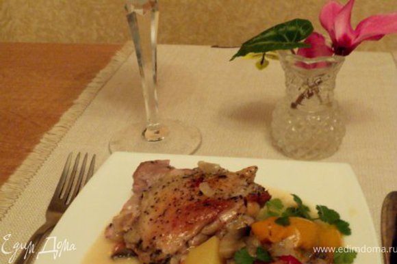 Для романтического ужина можно подать с белым хрустящим хлебом и красным вином.