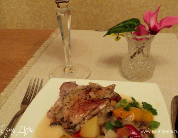 Для романтического ужина можно подать с белым хрустящим хлебом и красным вином.