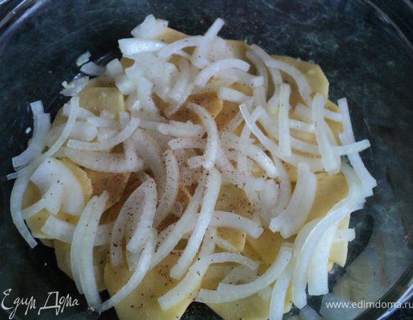 Форму для запекания  натереть чесноком, смазать маслом. Выложить слой картофеля, посолить, поперчить, добавить немного мускатного ореха. Сверху выложить немного лука,посыпать тертым сыром.