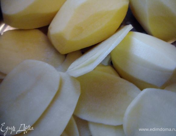 Картофель почистить, нарезать как можно тоньше.