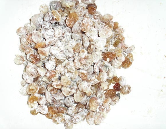 Изюм замочить на ночь в небольшом количестве рома. Перед тем как добавлять в тесто, обсушить и обкачать в муке.