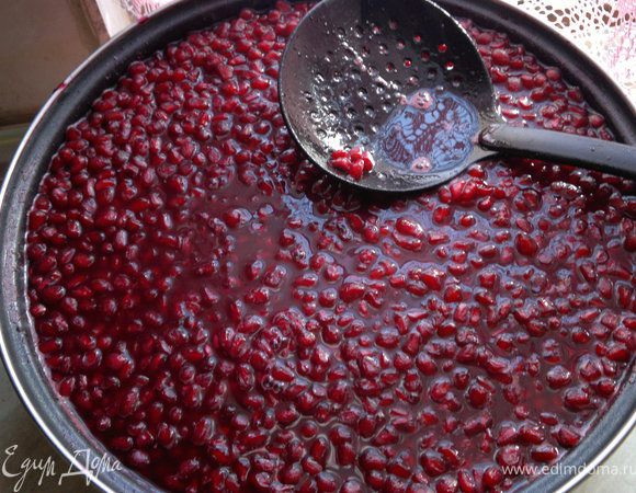 выкладываем в большую кострюлю и кладём на плиту,чтобы вышел сок