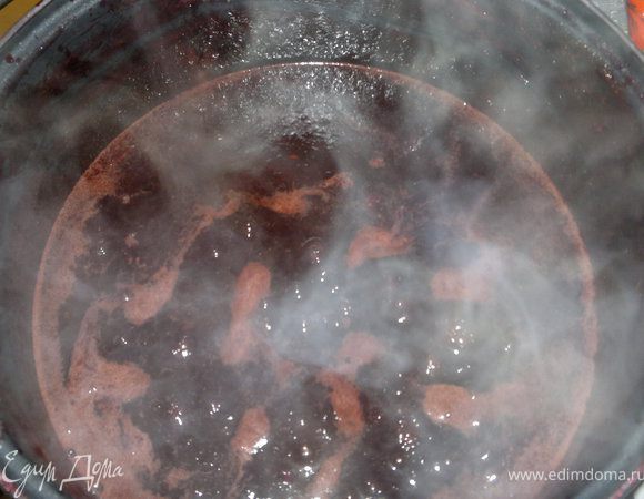 как всё выжили  кладём обратно на плиту и пусть готовится, а готовится долго  почти 2_3 часа,пока  не изчезнут  пузырки.