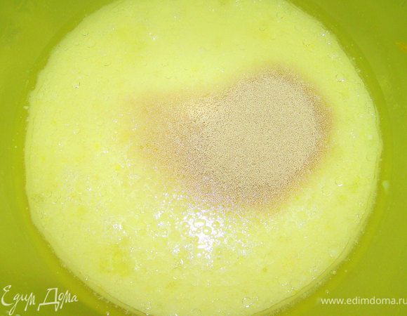 В большой миске смешиваем яйца, молоко, масло, сахар, соль и дрожжи. Перемешиваем, чтобы дрожжи растворились.