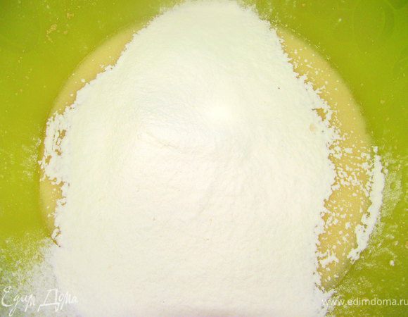 Просеять постепенно муку.
