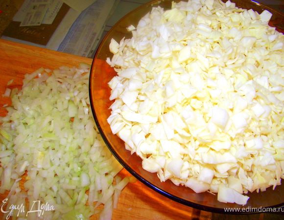 Лук и капусту порезать.