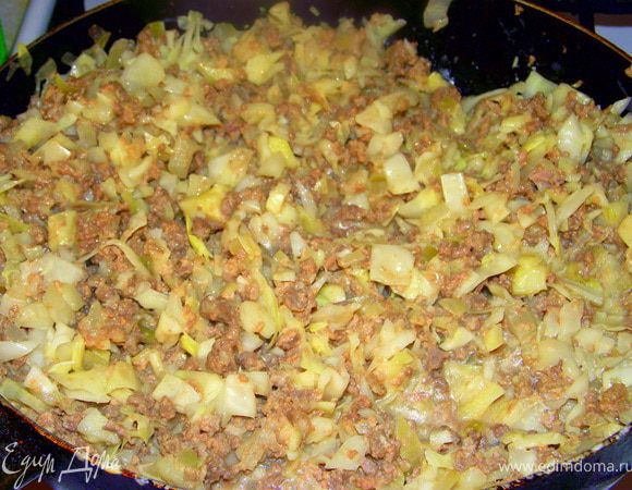 Разогреть в сковороде масло и обжарить лук, фарш, сметану и капусту, немного потушить.