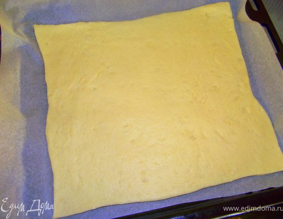 Вырезаем из теста прямоугольник под Ваш противень. Лишнее тесто нам пригодиться.