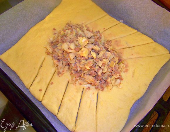 Кладём по середине начинку, а по бокам делаем полоски ножом.