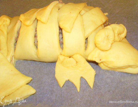 Из оставшегося теста делаем лапы глаза и формируем нос.