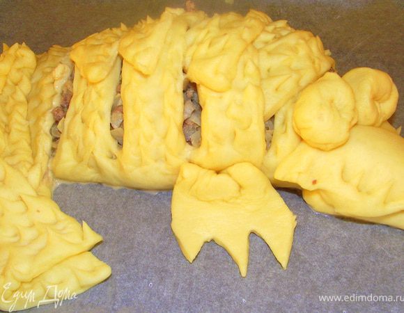 Ножницами делаем надрезу по всему телу.