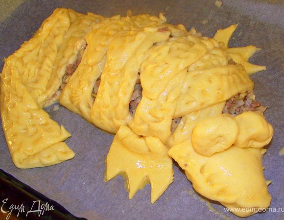 Смазываем взбитым яйцом. Выпекать при 200 °С 30-35 минут до золотистой корочки.