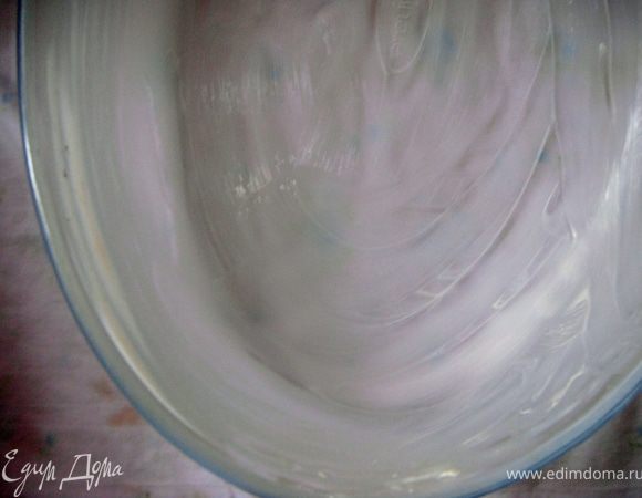 Смазать форму сливочным маслом.