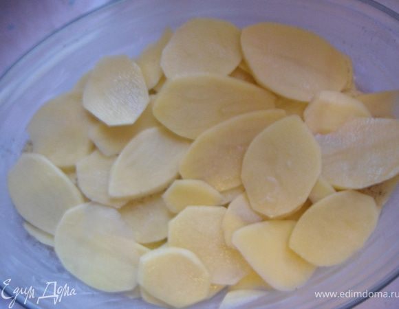 Выложить пластами картошку. Каждый слой посолить и поперчить, кроме последнего.