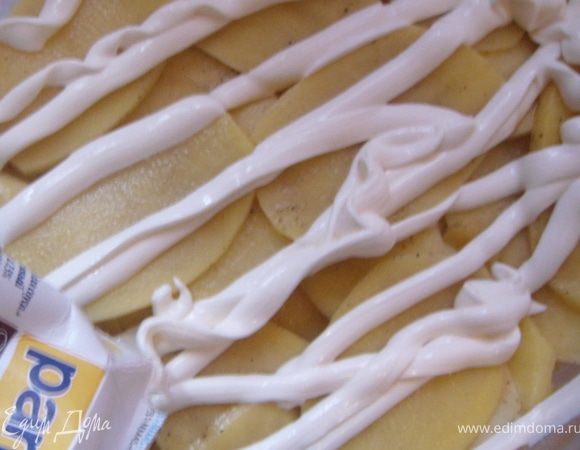 Посыпать последний слой мускатным орехом. Залить сливками.