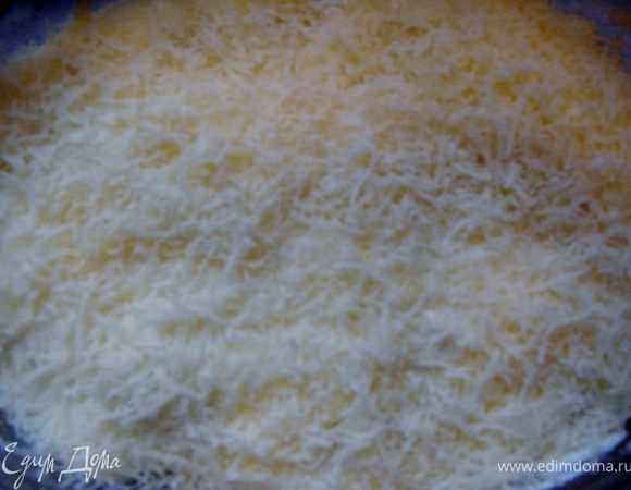 Насыпать натертый на мелкой терке сыр.