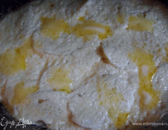 Снять фольгу, выложить на сыр кусочки сливочного мало и выпекать еще минут 40.