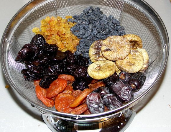 В этот раз я решила взять только самые натуральные вяленые сухофрукты приготовленные без сахара и красителей (цукаты). Вы же можете немного видоизменить смесь добавив засахаренные вишни, кизил, лимоны, апельсины. Но всё же советую чтобы доля натуральных сухофруктов была выше.