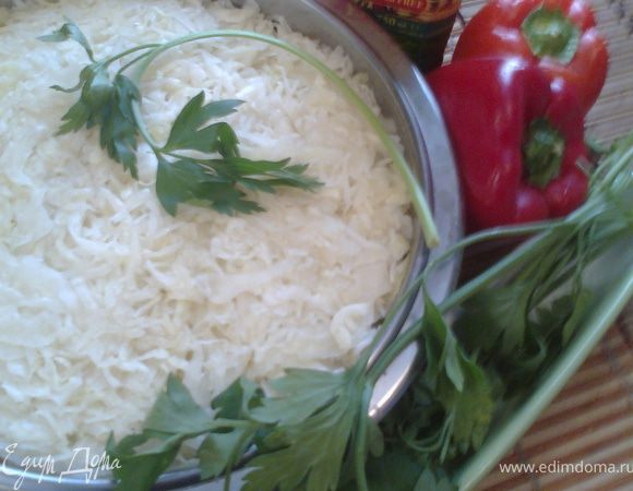 Накладываем квашеную капусту-ровно порцию вашей семьи, чтобы сразу съели.