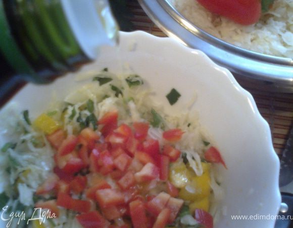 Наливаем оливковое масло EKSTRA VIRGIN(у меня BORGES)Все знают,что при нагревании (жарке) масло теряет ценные качества,а здесь мы потребляем его в полную силу! А капуста действует,как щётка для кишечника!